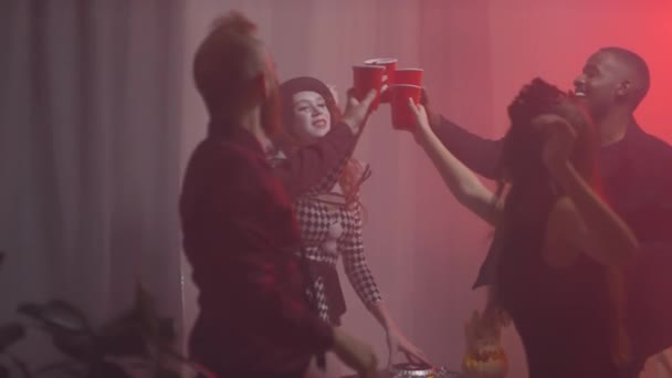 Handheld Slow Tiro Grupo Jovens Felizes Homens Mulheres Trajes Halloween — Vídeo de Stock