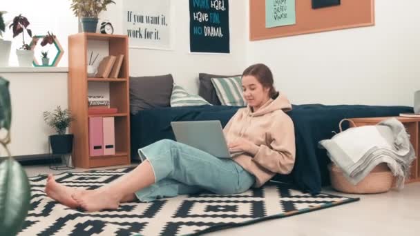 Studente femminile che digita sul computer portatile nel dormitorio del college — Video Stock
