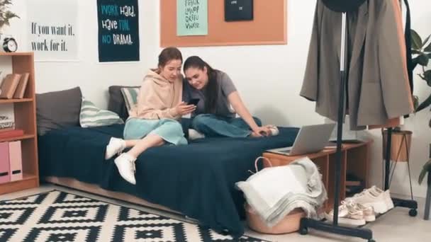 Dolly Πλάνο Από Νεαρές Φίλες Που Κάθονται Στο Κρεβάτι Ζεστό — Αρχείο Βίντεο