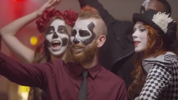 Foto Mano Feliz Grupo Amigos Trajes Halloween Sonriendo Tomando Selfie — Vídeos de Stock