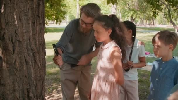 Tracking Shot Barbudo Profesor Biología Masculina Sosteniendo Lupa Mostrando Corteza — Vídeos de Stock