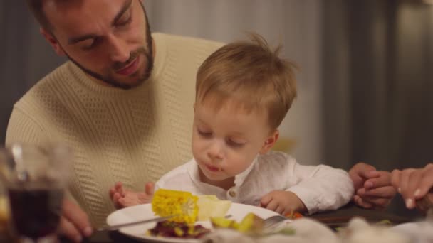 Close Lent Filmare Filmare Băiețelului Stând Tati Poala Mestecat Porumb — Videoclip de stoc