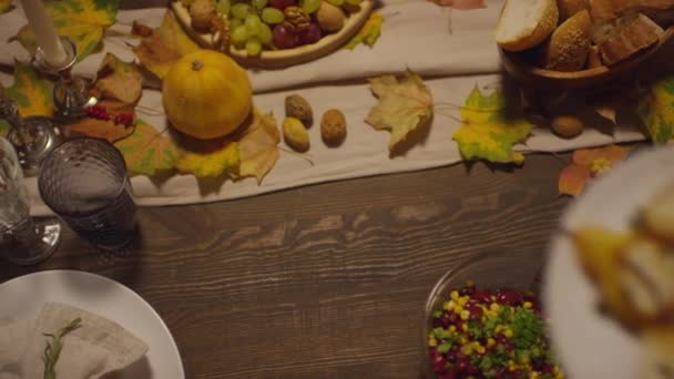 Mujer Irreconocible Poniendo Plato Con Deliciosas Peras Dulces Horneadas Mesa — Vídeos de Stock