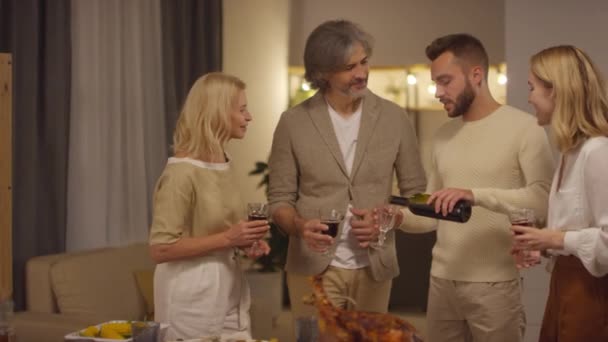 Jongeman Met Baard Zijn Gezicht Aan Tafel Die Zijn Familie — Stockvideo