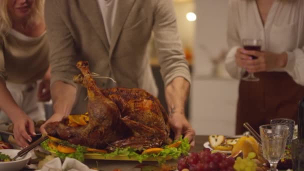 Slow Motion Skott Oigenkännlig Man Efterbehandling Dukning Matbord För Thanksgiving — Stockvideo