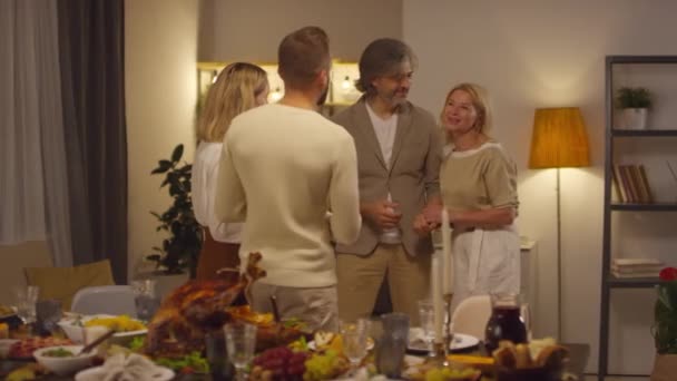Moderne Jonge Man Vrouw Brengen Thanksgiving Vakantie Met Hun Ouders — Stockvideo