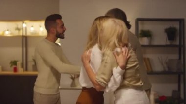 Mutlu genç çift, ailelerini Şükran Günü yemeğine davet ediyor.