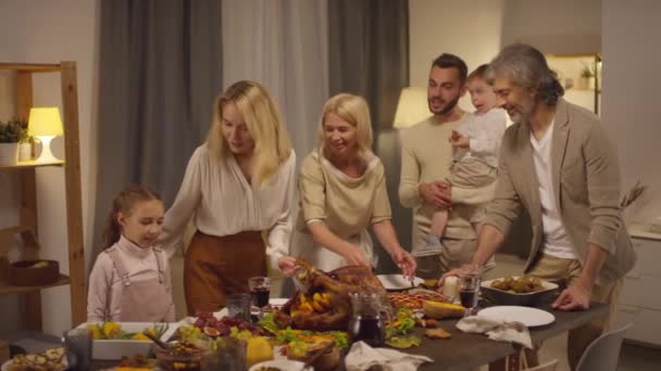 Feliz Família Grande Com Crianças Passando Noite Ação Graças Juntos — Vídeo de Stock