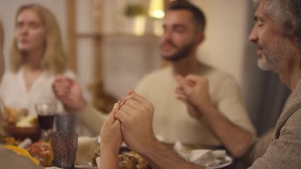 Группа Четырех Человек Проводит День Благодарения Вместе Взявшись Руки Молча — стоковое видео