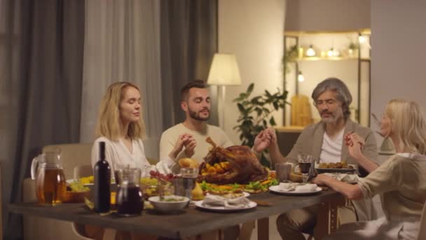 Familia Cuatro Personas Sentada Hermosa Mesa Comedor Con Los Ojos — Vídeo de stock