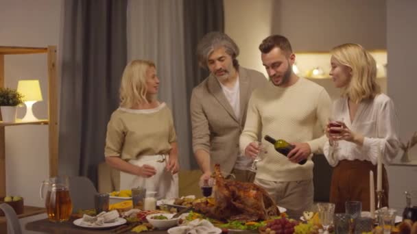 Beau Jeune Homme Debout Table Versant Vin Rouge Pour Famille — Video