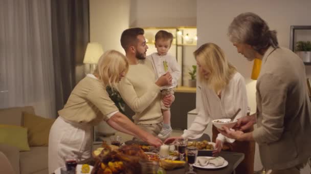 Stor Flergenerationsfamilj Med Liten Unge Förbereder Middag För Thanksgiving Helgfirande — Stockvideo