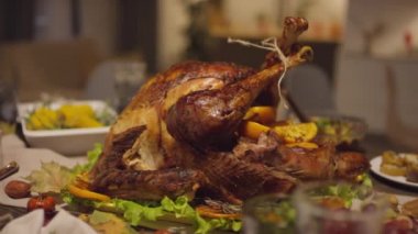 Şükran Günü yemeği için hazırlanmış ağız sulandıran hindiden vurulan kimse yok.