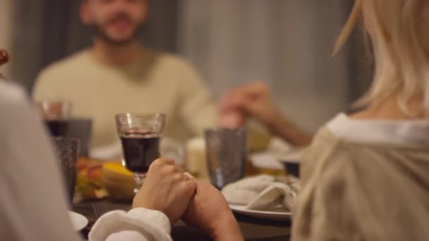 Moderne Familie Zit Samen Aan Eettafel Hand Hand Dankt God — Stockvideo