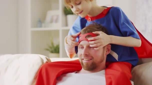 Primo Piano Medio Padre Vestito Con Maschera Occhi Rossi Figlia — Video Stock