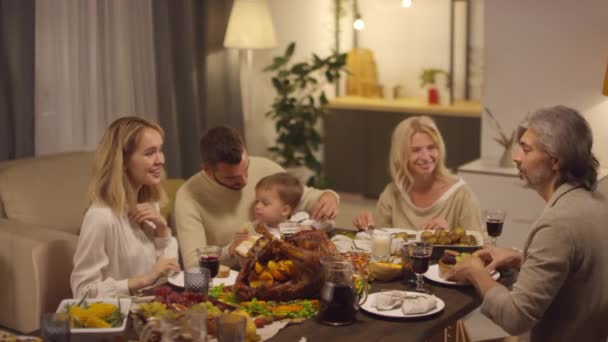 在感恩节假期 多代人的家庭聚在客厅里吃饭 — 图库视频影像