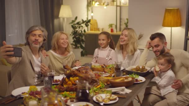 Grande Famiglia Che Videochiamata Con Loro Amici Sullo Smart Phone — Video Stock