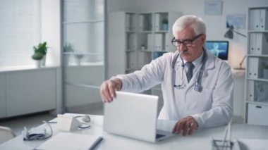 Üst düzey pratisyen hekimin bilgisayarını açıp veri aramak için kullandığı portre görüntüleri.