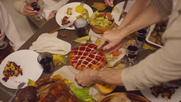 Imagens Alta Ângulo Vista Tiro Homem Irreconhecível Cortando Deliciosa Torta — Vídeo de Stock