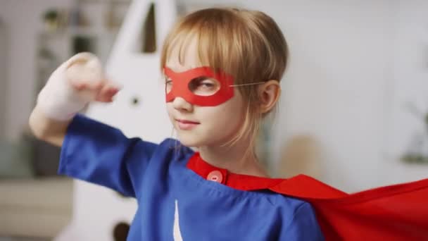 Medio Primer Plano Niña Pequeña Traje Superhéroe Con Capa Roja — Vídeo de stock