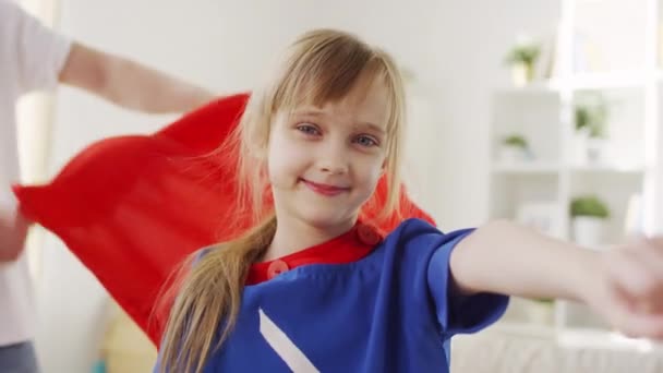Medium Närbild Ung Flicka Superhjälte Kostym Imitera Flyger Som Hjälte — Stockvideo