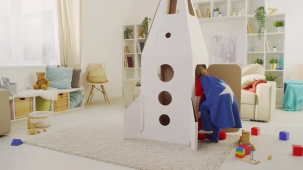 Volles Bild Von Kindern Superheldenkostümen Die Das Spielzeugraketenhaus Eindringen Und — Stockvideo