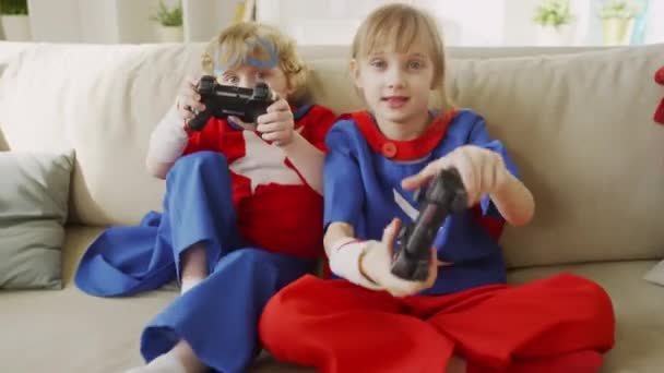 Средний План Концентрированных Детей Костюмах Супергероев Играющих Видеоигры Консолью Руках — стоковое видео