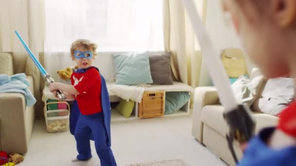Ombro Tiro Médio Crianças Trajes Super Herói Com Máscaras Oculares — Vídeo de Stock