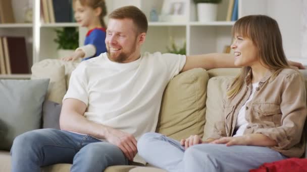 Mediana Toma Padres Alegres Modernos Hablando Riendo Mirando Los Niños — Vídeo de stock