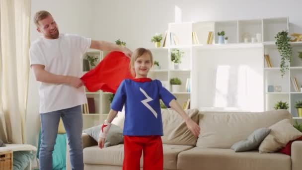 Flachbild Eines Jungen Mädchens Superheldenkostüm Mit Weißem Armband Das Das — Stockvideo