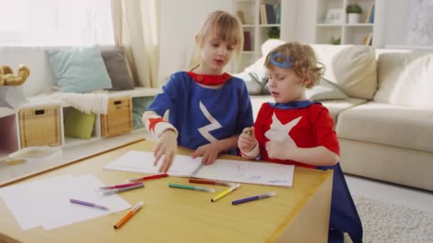 Süper Kahraman Kostümlü Küçük Mutlu Çocukların Samimi Oturma Odasındaki Masada — Stok video