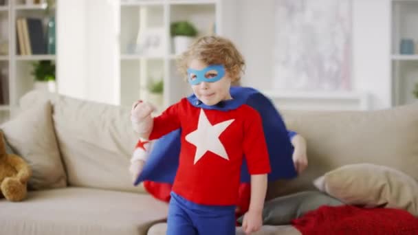 Medium Skott Ung Pojke Superhjälte Kostym Med Blå Ögonmask Imiterar — Stockvideo