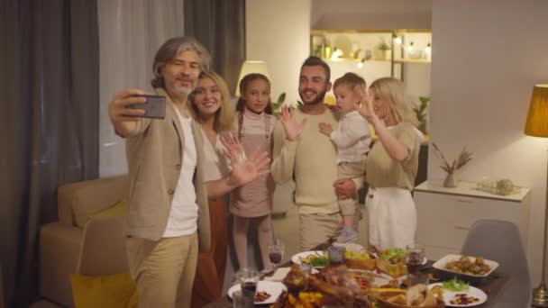 Stilvoller Reifer Mann Mit Smartphone Der Thanksgiving Tag Selfie Fotos — Stockvideo