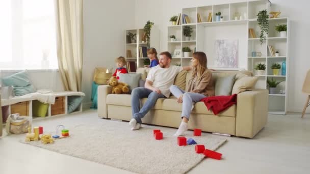 어린이들이 히어로 복장을 장난감을 가지고 가족은 장난감이 거실에서 시간을 보낸다 — 비디오