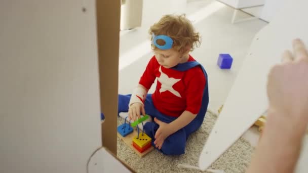 Hoge Hoek Schot Van Kleine Jongen Superheld Kostuum Spelen Educatieve — Stockvideo