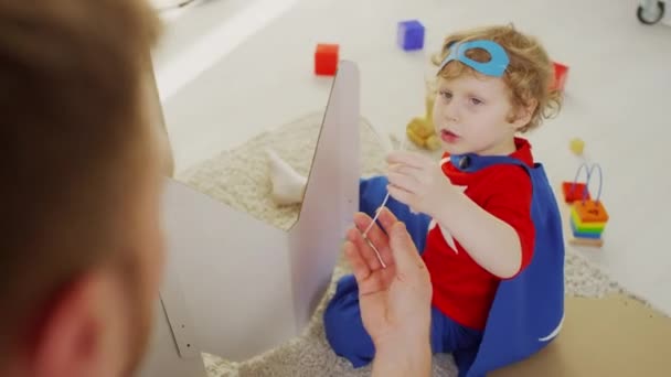 Über Die Schulter Hochwinkel Aufnahme Eines Kleinen Jungen Superheldenkostüm Der — Stockvideo