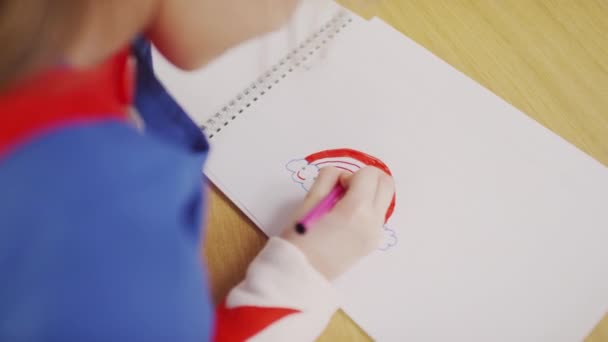 Plan Sur Épaule Une Jeune Fille Costume Super Héros Dessinant — Video