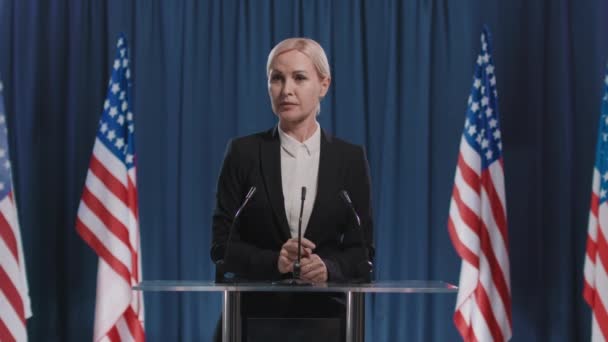 现代成熟女政治家参加总统辩论的连续镜头 — 图库视频影像