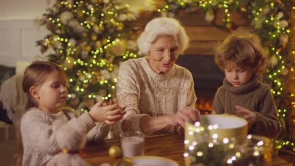 Gros Plan Moyen Dame Mettant Noël Cadeaux Faits Maison Dans — Video