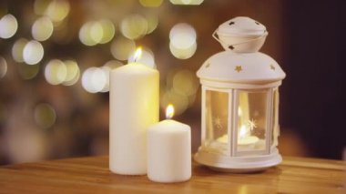 Gece yarısı için beyaz fener ve yanan aroma mumları.