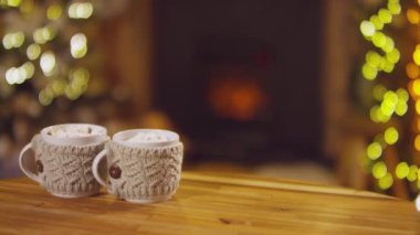 Noel arifesinde el yapımı pembe kahve fincanları. Çikolatalı süt için örülmüş süveter ve marşmelov içerek.