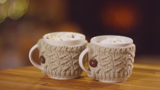 Diy舒适针织毛衫咖啡杯宏观照 里面放棉花糖 后面放壁炉 — 图库视频影像