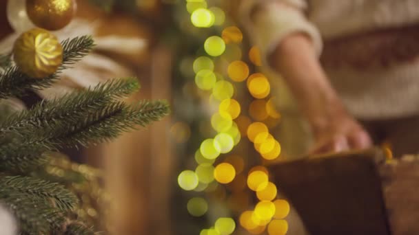 Macro Shot Van Oude Dame Handen Versieren Kerstboom Met Gouden — Stockvideo