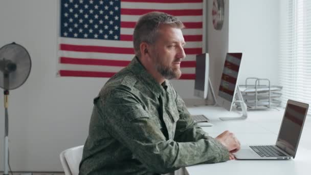 Porträtt Allvarliga Medelålders Arméofficer Militär Uniform Sitter Vid Skrivbordet Och — Stockvideo