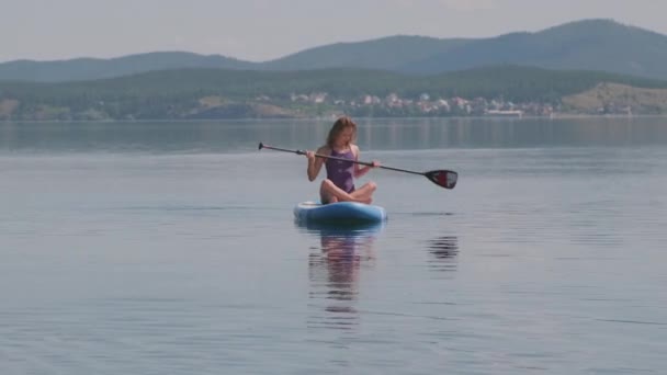 Çekici Sportif Bir Kadının Tam Karesi Üstünde Kürek Çekerken Arka — Stok video