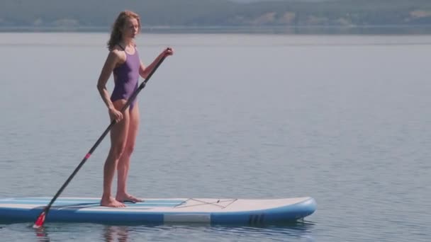 Tam Kenar Görüntüsü Sportif Bir Kadının Güzel Gölü Keşfedişinin Kürek — Stok video