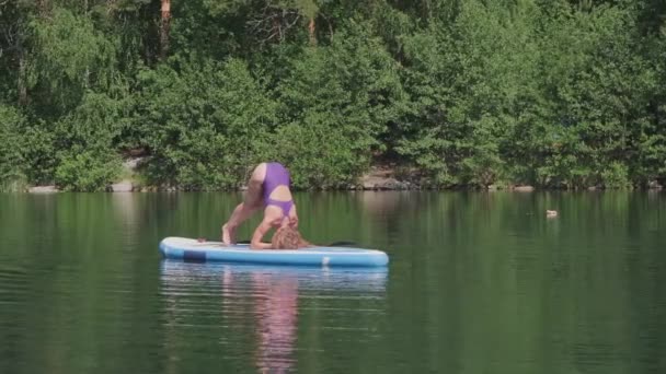 Full Shot Mujer Fitness Haciendo Soporte Cabeza Sup Board Flotando — Vídeos de Stock