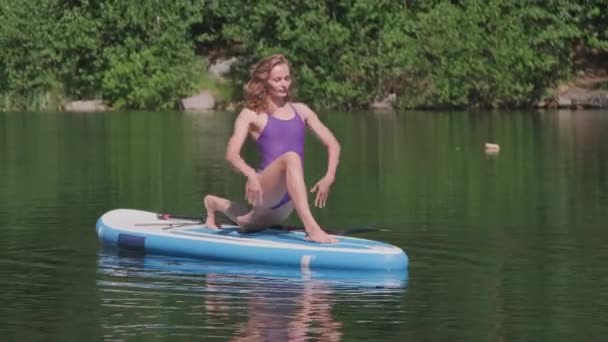 점심거리는 자세를 여성의 호수에서 Sup 위에서 갈라지는 — 비디오