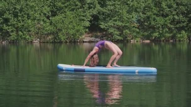 Полный Снимок Женщины Практикующей Йогу Открытом Озере Которая Стоит Доске — стоковое видео