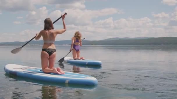 Задний План Девушки Гребут Веслами Занимаясь Серфингом Наслаждаясь Летом — стоковое видео
